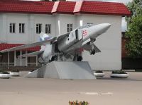 МиГ-21 на стоянке у проходной завода.  МиГ-21 – легкий сверхзвуковой истребитель третьего поколения, разработанный в СССР в середине 1950-х годов. Это первый «МиГ» с треугольным крылом. Он отличается высокой маневренностью и является самым распространенным сверхзвуковым боевым самолетом в мире.